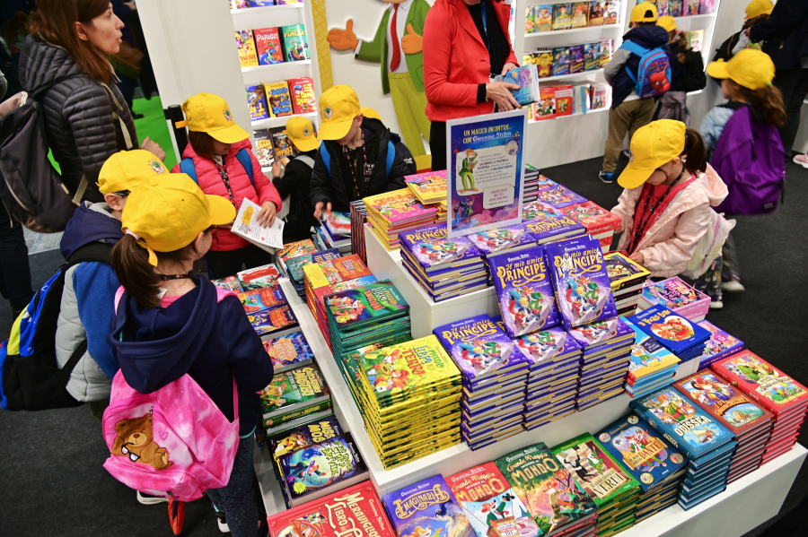 Grupo de crianças em volta de uma estante de livros